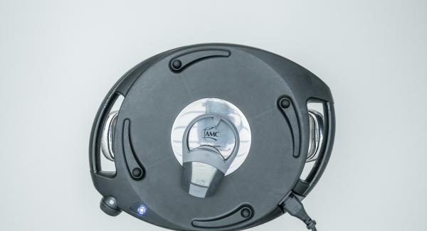 Collocare l’Unità di cottura nel suo coperchio capovolto, coprire con Navigenio rivolto verso il basso impostato a livello I. Mentre la spia lampeggia di rosso e blu, inserire un tempo di 10 minuti su Audiotherm e cuocere al forno. Al termine regolare Navigenio a livello II e impostare su Audiotherm un tempo di 5 minuti.
