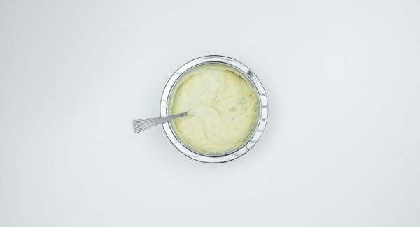 Amalgamare il burro con lo zucchero in una bacinella Combi e aggiungere l’impasto di semola.Rompere le uova e separare i tuorli dagli albumi. Aggiungere i tuorli e le mandorle all’impasto. Montare gli albumi con un pizzico di sale e aggiungere anche questi all’impasto.