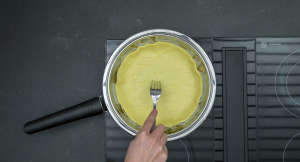 Posizionare la carta da forno con la pasta frolla all’interno della Padella Arcobaleno Prestige 24 cm e bucherellarla con una forchetta. Posizionare la Padella sul fornello a calore alto, coprire con Navigenio rivolto verso il basso impostato a livello II. Mentre la spia di Navigenio lampeggia di rosso/blu, inserire un tempo di 3 minuti su Audiotherm (con un piano ad induzione bastano ca. 2 minuti) e pre-cuocere al forno.