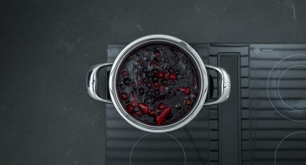 Nel frattempo lavare e pulire i frutti di bosco. Unirli alla salsa e aggiungere lo zucchero a piacere.