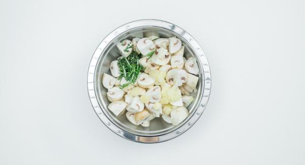 Sbucciare gli spicchi d'aglio. Lavare le erbe aromatiche. Unire il tutto ai funghi e mescolare con l'olio d'oliva.