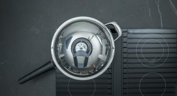 Coprire la Padella con il coperchio e posizionarla sul fornello a calore alto. Accendere Audiotherm,  applicarlo su Visiotherm e ruotare finchè non compare il simbolo “carne”. Coprire la Padella con il coperchio e posizionarla sul fornello a calore alto. Accendere Audiotherm,  applicarlo su Visiotherm e ruotare finchè non compare il simbolo “carne”.