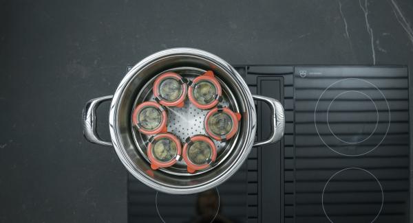 Versare 250 ml di acqua nell'Unità Gourmet, inserire la Softiera e disporvi all'interno i vasetti in vetro contenenti i funghi. Versare 250 ml di acqua nell'Unità Gourmet, inserire la Softiera e disporvi all'interno i vasetti in vetro contenenti i funghi.