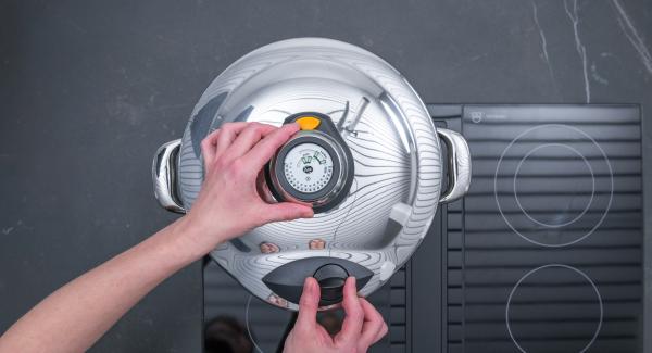 Trascorso il tempo di cottura, posizionare l'Unità nel suo coperchio capovolto e attendere l'apertura di Secuquick. Lasciar raffreddare completamente i vasetti. Trascorso il tempo di cottura, posizionare l'Unità nel suo coperchio capovolto e attendere l'apertura di Secuquick. Lasciar raffreddare completamente i vasetti.