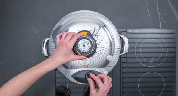 Trascorso il tempo di cottura, posizionare l'Unità nel suo coperchio capovolto e attendere l'apertura di Secuquick. Lasciar raffreddare completamente i vasetti. Trascorso il tempo di cottura, posizionare l'Unità nel suo coperchio capovolto e attendere l'apertura di Secuquick. Lasciar raffreddare completamente i vasetti.