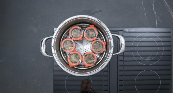 Trascorso il tempo di cottura, posizionare l'Unità nel suo coperchio capovolto e attendere l'apertura di Secuquick. Lasciar raffreddare completamente i vasetti. Trascorso il tempo di cottura, posizionare l'Unità nel suo coperchio capovolto e attendere l'apertura di Secuquick. Lasciar raffreddare completamente i vasetti.