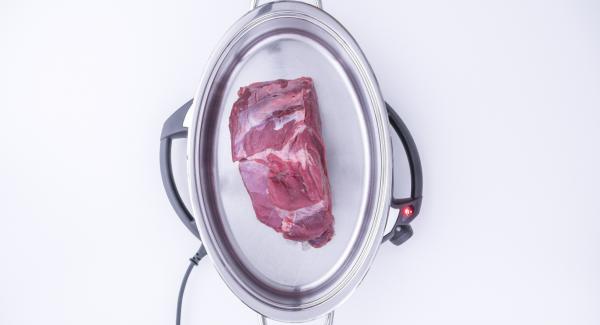 Al suono di Audiotherm, adagiare il roast beef all'interno dell'Unità e abbassare Navigenio a livello 2. Rosolare i 4 lati per ca. 5 minuti. Aggiungere le verdure tagliate, la cipolla tritata, i capperi e un filo d'olio.