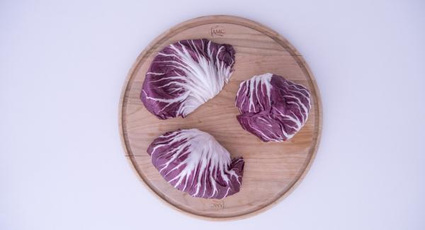 Tagliare il formaggio asiago a cubetti. Staccare le foglie di radicchio, lavarle e inserirle all'interno della Softiera 24 cm. Tagliare il formaggio asiago a cubetti. Staccare le foglie di radicchio, lavarle e inserirle all'interno della Softiera 24 cm.