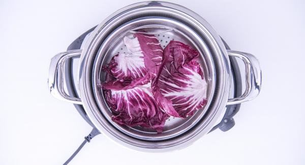 Versare l’aceto bianco all’interno dell’Unità di cottura 24 cm 3.5 l e adagiare quindi al suo interno la Softiera contenente le foglie di radicchio. Coprire l’Unità con EasyQuick e ammorbidire il radicchio con Navigenio regolato in modalità "A" e Audiotherm posizionato sulla finestra “vapore” con impostato un tempo di 1-2 minuti. Versare l’aceto bianco all’interno dell’Unità di cottura 24 cm 3.5 l e adagiare quindi al suo interno la Softiera contenente le foglie di radicchio. Coprire l’Unità con EasyQuick e ammorbidire il radicchio con Navigenio regolato in modalità "A" e Audiotherm posizionato sulla finestra “vapore” con impostato un tempo di 1-2 minuti.