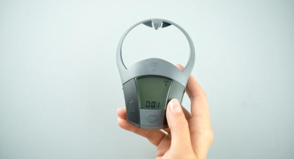 Versare l’aceto bianco all’interno dell’Unità di cottura 24 cm 3.5 l e adagiare quindi al suo interno la Softiera contenente le foglie di radicchio. Coprire l’Unità con EasyQuick e ammorbidire il radicchio con Navigenio regolato in modalità "A" e Audiotherm posizionato sulla finestra “vapore” con impostato un tempo di 1-2 minuti. Versare l’aceto bianco all’interno dell’Unità di cottura 24 cm 3.5 l e adagiare quindi al suo interno la Softiera contenente le foglie di radicchio. Coprire l’Unità con EasyQuick e ammorbidire il radicchio con Navigenio regolato in modalità "A" e Audiotherm posizionato sulla finestra “vapore” con impostato un tempo di 1-2 minuti.