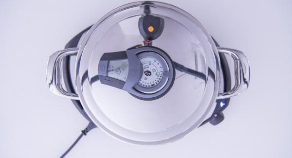 Versare l’aceto bianco all’interno dell’Unità di cottura 24 cm 3.5 l e adagiare quindi al suo interno la Softiera contenente le foglie di radicchio. Coprire l’Unità con EasyQuick e ammorbidire il radicchio con Navigenio regolato in modalità "A" e Audiotherm posizionato sulla finestra “vapore” con impostato un tempo di 1-2 minuti. Versare l’aceto bianco all’interno dell’Unità di cottura 24 cm 3.5 l e adagiare quindi al suo interno la Softiera contenente le foglie di radicchio. Coprire l’Unità con EasyQuick e ammorbidire il radicchio con Navigenio regolato in modalità "A" e Audiotherm posizionato sulla finestra “vapore” con impostato un tempo di 1-2 minuti.