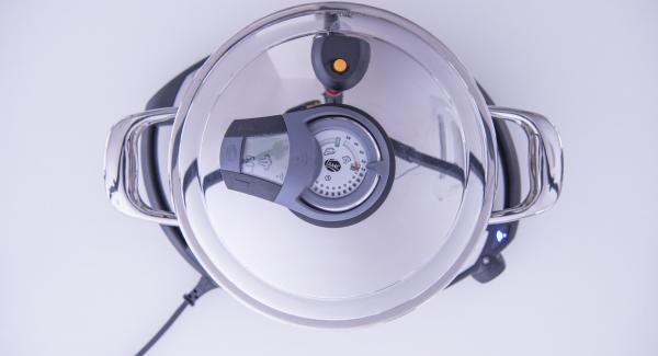 Al suono di Audiotherm, aprire EasyQuick e avvolgere all’interno delle foglie di radicchio sbollentate i cubetti di formaggio asiago per creare i fagottini. Al suono di Audiotherm, aprire EasyQuick e avvolgere all’interno delle foglie di radicchio sbollentate i cubetti di formaggio asiago per creare i fagottini.