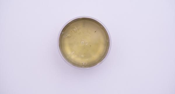 Montare a neve gli albumi con un pizzico di sale e incorporarli al composto mescolando dal basso verso l'alto per non smontarli. Montare a neve gli albumi con un pizzico di sale e incorporarli al composto mescolando dal basso verso l'alto per non smontarli.