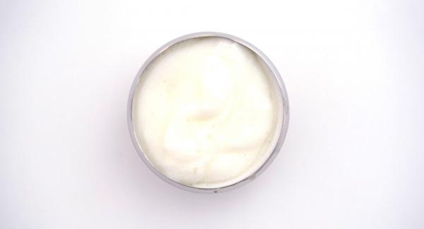 Montare a neve gli albumi con un pizzico di sale e incorporarli al composto mescolando dal basso verso l'alto per non smontarli. Montare a neve gli albumi con un pizzico di sale e incorporarli al composto mescolando dal basso verso l'alto per non smontarli.