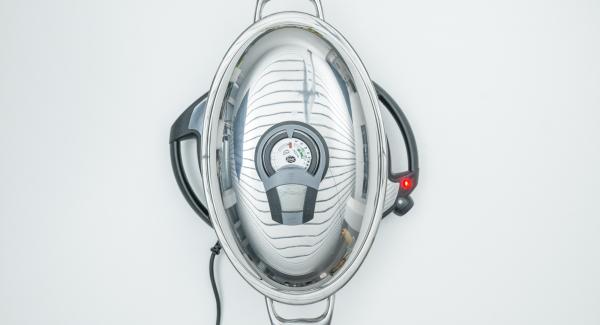 Al suono di Audiotherm, abbassare Navigenio a livello 4, inserire gli spiedini e chiudere con il coperchio.