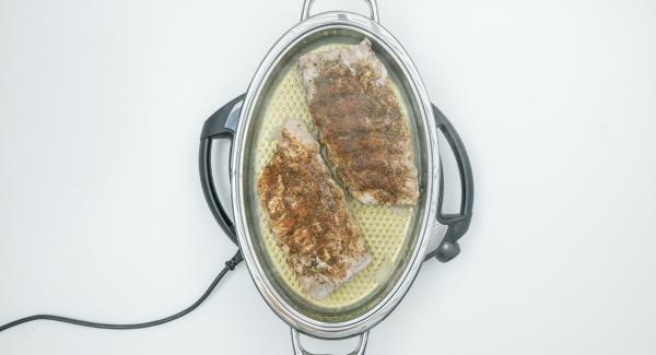 Al suono di Audiotherm, disporre le costine su un piatto da portata e asciugarle con carta da cucina. Pulire l’Unità Ovale Grill e il coperchio.
