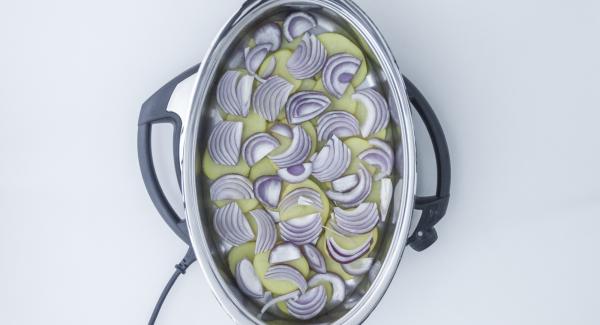 Adagiare uno strato di patate sul fondo dell'Unità Ovale e al di sopra uno strato di cipolle.
