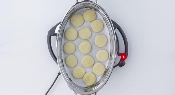 Al suono di Audiotherm, voltare i biscotti, inserire un tempo di cottura di 1 minuto su Audiotherm e ruotarlo finchè compare il simbolo “verdura”. Al suono di Audiotherm, voltare i biscotti, inserire un tempo di cottura di 1 minuto su Audiotherm e ruotarlo finchè compare il simbolo “verdura”.