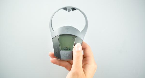 Al suono di Audiotherm, voltare i biscotti, inserire un tempo di cottura di 1 minuto su Audiotherm e ruotarlo finchè compare il simbolo “verdura”. Al suono di Audiotherm, voltare i biscotti, inserire un tempo di cottura di 1 minuto su Audiotherm e ruotarlo finchè compare il simbolo “verdura”.