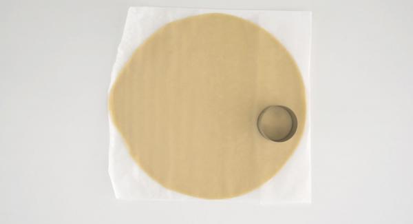 Distendere la pasta frolla sul piano e ricavare ca. 12 tondi di pasta. Distendere la pasta frolla sul piano e ricavare ca. 12 tondi di pasta.