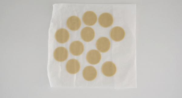 Distendere la pasta frolla sul piano e ricavare ca. 12 tondi di pasta. Distendere la pasta frolla sul piano e ricavare ca. 12 tondi di pasta.