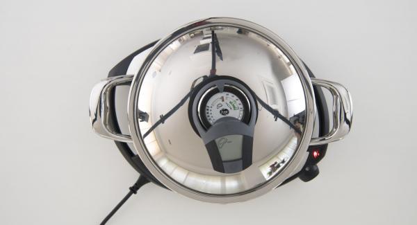 Al suono di Audiotherm, inserire la carta da forno con i dischi di pasta nell'Unità, posizionare l'Unità nel suo coperchio capovolto e coprirla con Navigenio rivolto verso il basso, impostato a livello II. Mentre la spia di Navigenio lampeggia di rosso/blu, inserire su Audiotherm un tempo di 3 minuti. Al suono di Audiotherm, inserire la carta da forno con i dischi di pasta nell'Unità, posizionare l'Unità nel suo coperchio capovolto e coprirla con Navigenio rivolto verso il basso, impostato a livello II. Mentre la spia di Navigenio lampeggia di rosso/blu, inserire su Audiotherm un tempo di 3 minuti.