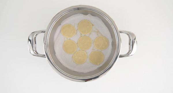 Al suono di Audiotherm, inserire la carta da forno con i dischi di pasta nell'Unità, posizionare l'Unità nel suo coperchio capovolto e coprirla con Navigenio rivolto verso il basso, impostato a livello II. Mentre la spia di Navigenio lampeggia di rosso/blu, inserire su Audiotherm un tempo di 3 minuti. Al suono di Audiotherm, inserire la carta da forno con i dischi di pasta nell'Unità, posizionare l'Unità nel suo coperchio capovolto e coprirla con Navigenio rivolto verso il basso, impostato a livello II. Mentre la spia di Navigenio lampeggia di rosso/blu, inserire su Audiotherm un tempo di 3 minuti.