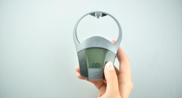 Al suono di Audiotherm, inserire la carta da forno con i dischi di pasta nell'Unità, posizionare l'Unità nel suo coperchio capovolto e coprirla con Navigenio rivolto verso il basso, impostato a livello II. Mentre la spia di Navigenio lampeggia di rosso/blu, inserire su Audiotherm un tempo di 3 minuti. Al suono di Audiotherm, inserire la carta da forno con i dischi di pasta nell'Unità, posizionare l'Unità nel suo coperchio capovolto e coprirla con Navigenio rivolto verso il basso, impostato a livello II. Mentre la spia di Navigenio lampeggia di rosso/blu, inserire su Audiotherm un tempo di 3 minuti.