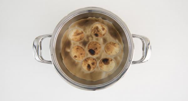 Al termine, togliere i dischi di pasta dall'Unità. Procedere allo stesso modo per cuocere i restanti. Ricoprire quindi 6 dischi con la farcitura di ricotta e posizionarvi sopra gli altri 6 dischi. Al termine, togliere i dischi di pasta dall'Unità. Procedere allo stesso modo per cuocere i restanti. Ricoprire quindi 6 dischi con la farcitura di ricotta e posizionarvi sopra gli altri 6 dischi.