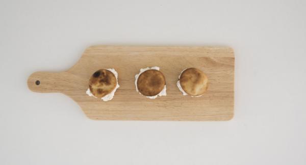 Al termine, togliere i dischi di pasta dall'Unità. Procedere allo stesso modo per cuocere i restanti. Ricoprire quindi 6 dischi con la farcitura di ricotta e posizionarvi sopra gli altri 6 dischi. Al termine, togliere i dischi di pasta dall'Unità. Procedere allo stesso modo per cuocere i restanti. Ricoprire quindi 6 dischi con la farcitura di ricotta e posizionarvi sopra gli altri 6 dischi.