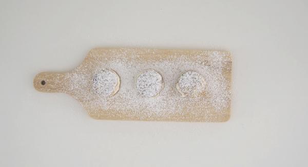 Al termine, togliere i dischi di pasta dall'Unità. Procedere allo stesso modo per cuocere i restanti. Ricoprire quindi 6 dischi con la farcitura di ricotta e posizionarvi sopra gli altri 6 dischi. Al termine, togliere i dischi di pasta dall'Unità. Procedere allo stesso modo per cuocere i restanti. Ricoprire quindi 6 dischi con la farcitura di ricotta e posizionarvi sopra gli altri 6 dischi.