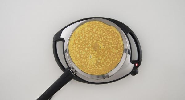 Con l'aiuto di un piatto, girare la frittata e far cuocere dall'altro lato. Tenere da parte la frittata. Con l'aiuto di un piatto, girare la frittata e far cuocere dall'altro lato. Tenere da parte la frittata.