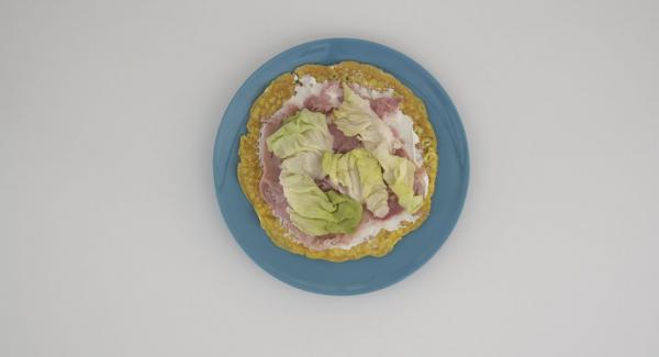 Lavare e tagliare a fette il pomodoro. Spalmare il formaggio cremoso sulla frittata, mettere sopra le fette di prosciutto, l'insalata e infine i pomodori. Lavare e tagliare a fette il pomodoro. Spalmare il formaggio cremoso sulla frittata, mettere sopra le fette di prosciutto, l'insalata e infine i pomodori.