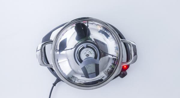 Al suono di Audiotherm, togliere il coperchio, aggiungere l’olio e mescolare. Unire la paprica, la salsa e l’alloro e mescolare.