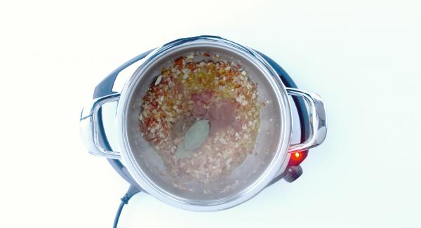 Al suono di Audiotherm, togliere il coperchio, aggiungere l’olio e mescolare. Unire la paprica, la salsa e l’alloro e mescolare.