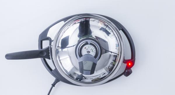 Versare l’olio nella Padella Arcobaleno 28 cm, posizionarla su Navigenio impostato a livello 6. Scaldare fino alla finestra “carne” con l'aiuto di Audiotherm.