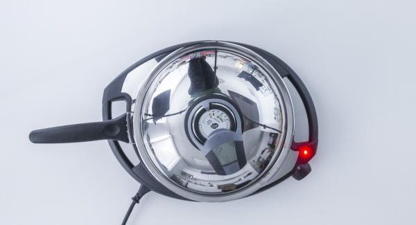 Asciugare con uno strofinaccio l’umidità presente nel coperchio, riposizionare il coperchio e completare la frittura per circa 1 minuto e mezzo.