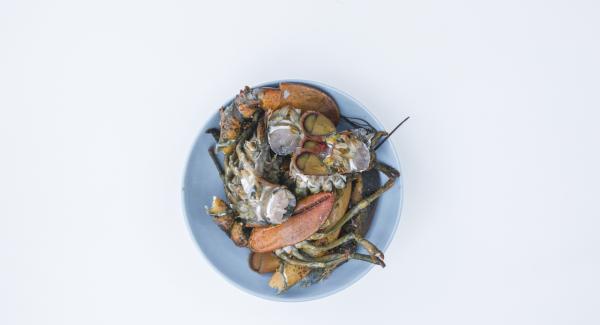 Tritare finemente le verdure nel Tritamix. Tagliare l’aragosta in pezzi come mostrato nelle foto, con un coltello adatto. Tritare finemente le verdure nel Tritamix. Tagliare l’aragosta in pezzi come mostrato nelle foto, con un coltello adatto.