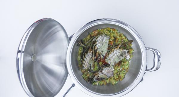 Al suonod di Audiotherm, versare l’olio, la salsa di pomodoro, le teste di aragosta e lo zafferano. Mescolare e unire il brodo di pesce. Al suonod di Audiotherm, versare l’olio, la salsa di pomodoro, le teste di aragosta e lo zafferano. Mescolare e unire il brodo di pesce.