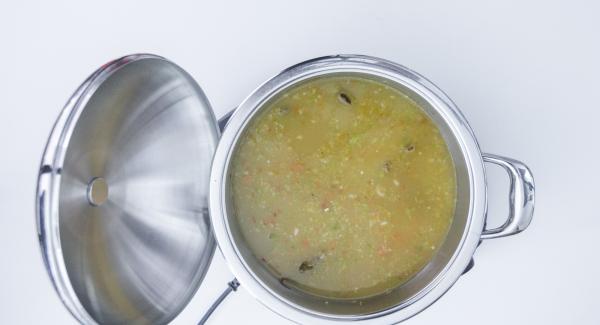 Al suonod di Audiotherm, versare l’olio, la salsa di pomodoro, le teste di aragosta e lo zafferano. Mescolare e unire il brodo di pesce. Al suonod di Audiotherm, versare l’olio, la salsa di pomodoro, le teste di aragosta e lo zafferano. Mescolare e unire il brodo di pesce.