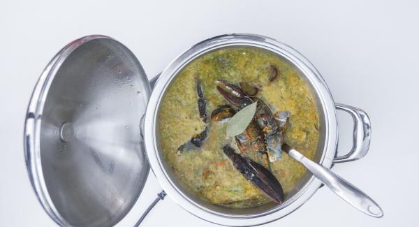 Trascorso il tempo di cottura, togliere il coperchio, aggiungere il corpo e le chele dell’aragosta, il riso e mescolare. Trascorso il tempo di cottura, togliere il coperchio, aggiungere il corpo e le chele dell’aragosta, il riso e mescolare.