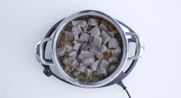 Trascorso il tempo di cottura, aggiungere i cubetti di tonno e cuocere per 3 minuti.