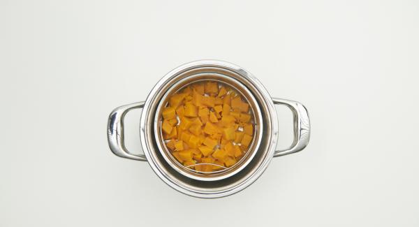 Passare la zucca fino ad ottenere una consistenza cremosa e lasciarla raffreddare. Passare la zucca fino ad ottenere una consistenza cremosa e lasciarla raffreddare.