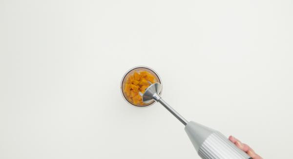 Passare la zucca fino ad ottenere una consistenza cremosa e lasciarla raffreddare. Passare la zucca fino ad ottenere una consistenza cremosa e lasciarla raffreddare.
