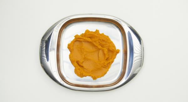 Passare la zucca fino ad ottenere una consistenza cremosa e lasciarla raffreddare. Passare la zucca fino ad ottenere una consistenza cremosa e lasciarla raffreddare.