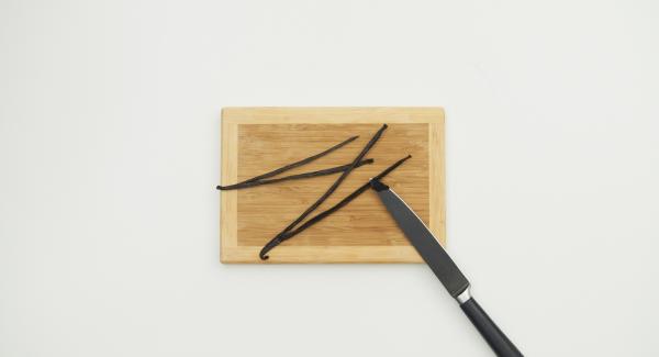 Mescolare i tuorli con lo zucchero. Aprire i bastoncini di vaniglia, estrarre i semi con un coltello piccolo e aggiungerli all’impasto. Aggiungere il latte, la panna e la zucca passata e mescolare fino ad ottenere un impasto omogeneo. Mescolare i tuorli con lo zucchero. Aprire i bastoncini di vaniglia, estrarre i semi con un coltello piccolo e aggiungerli all’impasto. Aggiungere il latte, la panna e la zucca passata e mescolare fino ad ottenere un impasto omogeneo.