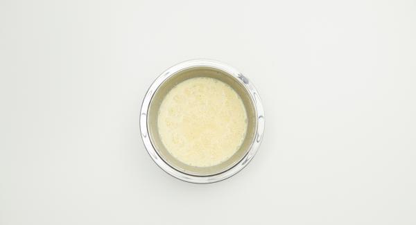 Mescolare i tuorli con lo zucchero. Aprire i bastoncini di vaniglia, estrarre i semi con un coltello piccolo e aggiungerli all’impasto. Aggiungere il latte, la panna e la zucca passata e mescolare fino ad ottenere un impasto omogeneo. Mescolare i tuorli con lo zucchero. Aprire i bastoncini di vaniglia, estrarre i semi con un coltello piccolo e aggiungerli all’impasto. Aggiungere il latte, la panna e la zucca passata e mescolare fino ad ottenere un impasto omogeneo.