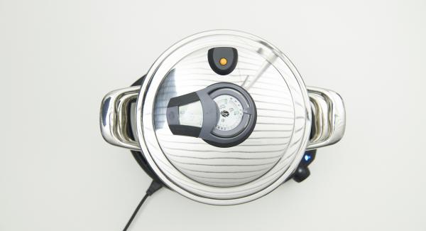 Riempire 6 ciotoline in acciaio o ceramica di ca. 150 ml fino a ¾ del volume. Versare ca. 150 ml di acqua nell’Unità di cottura e collocare l’inserto “2 in 1“ con le prime 3 ciotole al suo interno.
Coprire l’Inserto “2 in 1” con EasyQuick e posizionare l’Unità su Navigenio impostato in modalità "A". Posizionare Audiotherm sulla finestra “vapore” dopo aver impostato un tempo di cottura di 6 minuti. Riempire 6 ciotoline in acciaio o ceramica di ca. 150 ml fino a ¾ del volume. Versare ca. 150 ml di acqua nell’Unità di cottura e collocare l’inserto “2 in 1“ con le prime 3 ciotole al suo interno.
Coprire l’Inserto “2 in 1” con EasyQuick e posizionare l’Unità su Navigenio impostato in modalità "A". Posizionare Audiotherm sulla finestra “vapore” dopo aver impostato un tempo di cottura di 6 minuti.