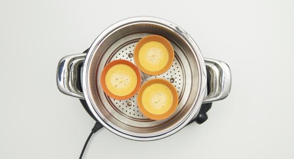 Al suono di Audiotherm, estrarre le ciotole e cuocere le restanti crème brulée allo stesso modo. Far raffreddare e conservare in frigorifero per una notte intera. Al suono di Audiotherm, estrarre le ciotole e cuocere le restanti crème brulée allo stesso modo. Far raffreddare e conservare in frigorifero per una notte intera.