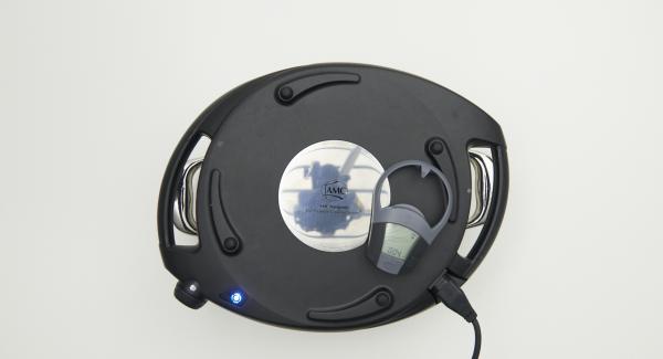 Mentre la spia lampeggia, inserire un tempo di ca. 4 minuti su Audiotherm e gratinare fino a sciogliere lo zucchero e formare una crosticina. Ripetere l’operazione con le restanti crème brulée. Mentre la spia lampeggia, inserire un tempo di ca. 4 minuti su Audiotherm e gratinare fino a sciogliere lo zucchero e formare una crosticina. Ripetere l’operazione con le restanti crème brulée.